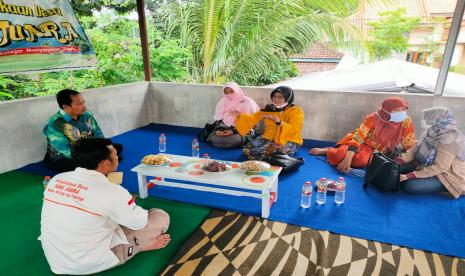 Sebagai salah satu Perpustakaan Desa yang sudah cukup dikenal dilingkup Kabupaten maupun Provinsi, Perpusdes Sang Juara binaan Rumah Zakat di Desa Berdaya Kedungrejoso pada Selasa siang, (15/12) mendapatkan kunjungan dari bidang Pengembangan Sumber Daya Dinas Perpustakaan dan Kearsipan ( Dispersip ) Propinsi Jawa Timur.