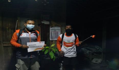 Sebagai upaya memutus rantai penyebaran wabah Covid-19, Rumah Zakat mengadakan penyemprotan disinfektan dan membagikan masker kepada warga di Desa Berdaya Dibal, Boyolali provinsi Jawa Tengah.