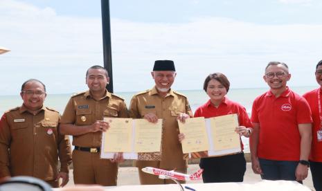 Sebagai upaya meningkatkan jumlah kunjungan wisatawan dan pengembangan penerbangan di Sumatera Barat (Sumbar), Gubernur Sumbar, Buya Mahyeldi menandatangani nota kesepakatan bersama dengan PT. Indonesia Air Asia yang diwakili Direktur Utamanya, Veranita Yosephine Sinaga, yang berlangsung di Marawa Beach Club, Pantai Air Manis, Padang, Selasa (14/6/2022).