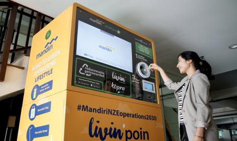 Sebagai upaya untuk mengurangi sampah plastik, Bank Mandiri menyediakan reverse vending machine (RVM) atau mesin penukaran sampah botol plastik untuk didaur ulang di beberapa titik kantor operasional Bank Mandiri.