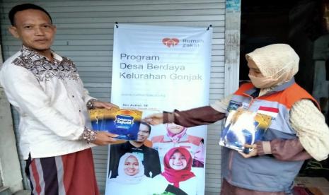 Sebagai upaya untuk meningkatkan nilai-nilai keagamaan di lingkungan masyarakat khususnya di Desa Berdaya kelurahan Gonjak, Rumah Zakat menyalurkan bantuan berupa buku tajwid serta sarana penunjang lainnya, Sabtu (07/11).