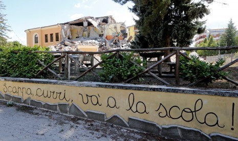 Sebagian bangunan sekolah ambruk, menyusul gempa berskala 6,2 di Amatrice Italia, (24/8).