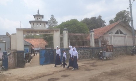 Sebagian bangunan SMPN 1 Ngamprah seluas 600 meter persegi terkena dampak proyek Kereta Cepat Indonesia-Cina (KCIC), Senin (30/9).