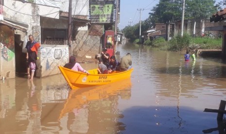 Sebagian banjir di tiga kecamatan di Kabupaten Bandung yaitu Baleendah, Bojongsoang dan Dayeuhkolot berangsur surut. Akses jalan Dayeuhkolot-Banjaran sduah bisa dilewati. Namun akses jalan di jalan Siliwangi dan jalan Andir-Katapang masih tinggi.  Sebagian pemukiman pun masih terendam banjir, Ahad (7/4).