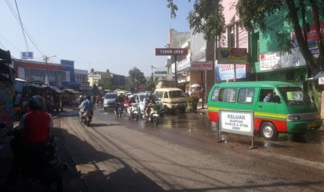 Sebagian banjir di tiga kecamatan di Kabupaten Bandung yaitu Baleendah, Bojongsoang dan Dayeuhkolot berangsur surut. Akses jalan Dayeuhkolot-Banjaran sduah bisa dilewati. Namun akses jalan di jalan Siliwangi dan jalan Andir-Katapang masih tinggi.  Sebagian pemukiman pun masih terendam banjir, Ahad (7/4).