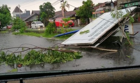 Sebagian dampak kerusakan akibat hujan dan angin kencang (ilustrasi)