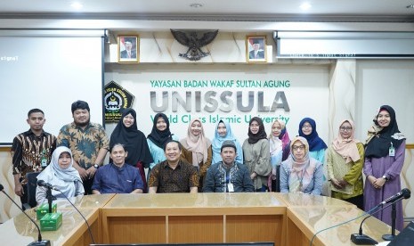 Sebagian dari rombongan Study Trip Magister Biomedik FK Unissula Semarang ke Prince Songkhla University (PSU) Thailand berfoto bersama sebelum acara pelepasan.