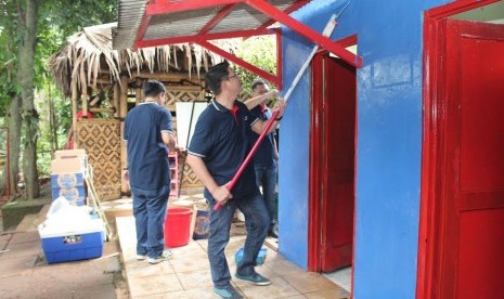 Sebagian dari tim relawan UOB Indonesia saat melakukan pengecatan gedung sekolah Madrasah Ibtidaiah Alam Robbani.   