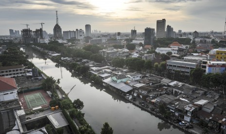 Sebagian Kota Surabaya terlihat dari salah satu gedung bertingkat di Surabaya, Jawa Timur, Jumat (21/10). 