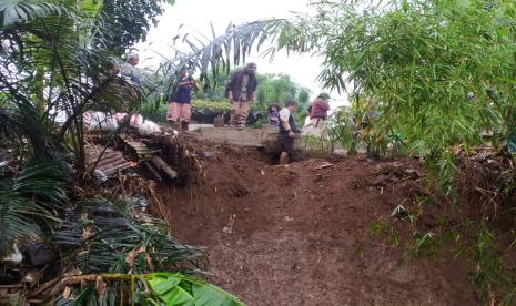 Sebagian lahan TPU Cikutra, Bandung mengalami longsor akibat hujan deras, Rabu (10/11). Empat jenazah dipindahkan mengantisipasi terjadi longsor susulan. 