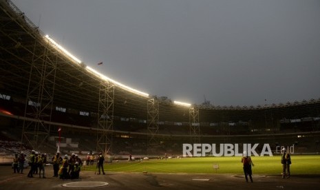 Sebagian lampu dinyalakan saat tinjauan pembangunan infrastruktur dan rehabilitasi Stadion Utama Gelora Bung Karno (SUGBK), Jakarta, Selasa (8/8).