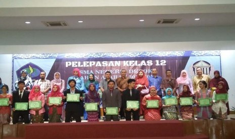 Sebagian lulusan SMAN 5 Depok tahun ajaran 2015/2016 yang berhasil diterima di PTN, khususnya Unpad Bandung.