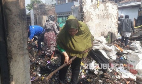 Sebagian para pedagang membersihkan puing-puing bangunan kios sisa kebakaran (Ilustrasi).