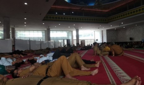  Sebagian Pegawai Negeri Sipil di Pemkot Jakarta Timur memanfaatkan jam istirahat untuk tidur dan bersantai di masjid