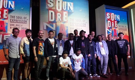 Sebagian pengisi acara berfoto usai Soundrenalin 2018 Talkshow di Hard Rock Cafe, Jakarta, Kamis (12/7).