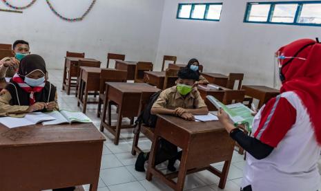 Sebagian peserta didik SMPN 6 Ungaran Satu Atap, Desa Lerep, Kecamatan Ungaran Barat, Kabupaten Semarang terus mempersiapkan diri menghadapi Pembelajaran Tatap Muka (PTM) di Sekolah melalui pembiasaan penerapan prokes di lingkungan belajarnya, Jumat (27/11).