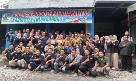 Sebagian petani milenial Tulungagung dari 178 anggota Koperasi Agritama YESS bersama Sekretaris BPPSSMP Kementan, Siti Munifah usai Monev Program YESS di Tulungagung didampingi Direktur Polbangtan Malang, Setya Budhi Udrayana dan Project Manager PPIU Jatim, Acep Hariri.