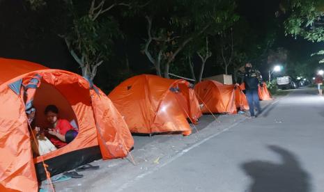 Sebagian warga Ambarawa, Kabupaten Semarang, Jawa Tengah memilih berdiam di luar rumah dengan mendirikan tenda atau sekedar menggelar tikar, menyusul guncangan gempa bumi susulan masih berlanjut hingga Sabtu (23/10) malam.  