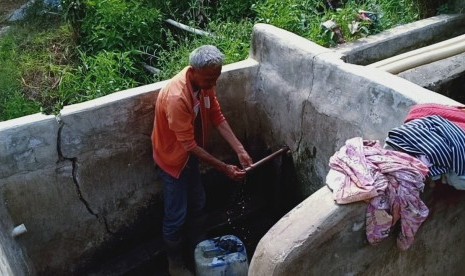 Sebagian warga di Kampung Cibedug, Desa Cikole, Kecamatan Lembang,  Kabupaten Bandung Barat terpaksa menggunakan fasilitas mandi cuci kakus  (MCK) umum untuk keperluan sehari-hari. Sebab empat bulan terakhir di musim  kemarau yang tengah berlangsung warga mengalami krisis air bersih.