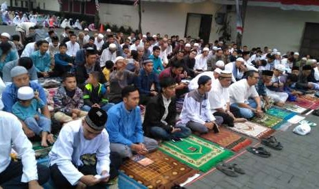 Sebagian warga Kota Cimahi yang tergabung dalam Majelis Kajian Islam Kota Cimahi melangsungkan salat Idul Adha 1439 Hijriah hari ini, Selasa (21/8) di Lapangan Pandiga, Jalan Sirnarasa, Kelurahan Cibabat, Kecamatan Cimahi Utara, Kota Cimahi.