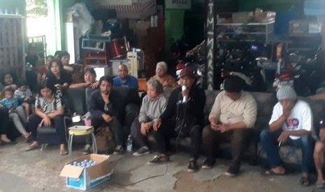 Sebagian warga yang menolak pembangunan rumah deret di RW 11, Kelurahan Tamansari, Kecamatan Bandung Wetan, Kota Bandung melakukan konferensi pers, Senin (16/12). 