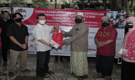 Sebanyak 1.000 paket sembako disalurkan kepada masyarakat terdampak Covid-19, anak-anak yatim piatu dan kaum duafa. 