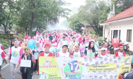 Sebanyak 1.000 peserta sangat gembira memeriahkan fun walk HUT ke-17 STMIK Nusa Mandiri Jakarta.