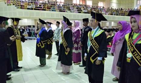 Sebanyak 1.043 sarjana baru Universitas Islam Negeri (UIN) Sunan Kalijaga diwisuda pada periode IV tahun akademik 2017/2018, Rabu (5/9).