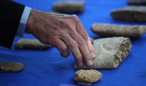 Sebanyak 1.400 lempeng batu tertulis yang diduga dicuri di Irisagrig telah ditemukan.