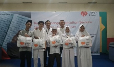 Sebanyak 1.440 anak yatim dan dhuafa mendapat santunan kado lebaran dari Rumah Zakat Indonesia (RZI).Santunan dilakukan di ruang Serba Guna Jakarta Islamic Centre, Jakarta Timur. Ahad (19/5).