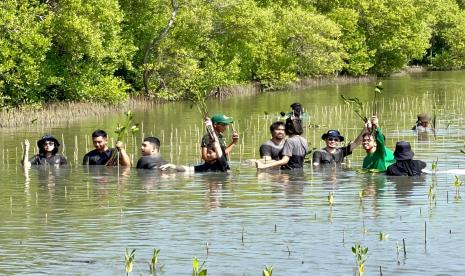 Sebanyak 1.500 benih mangrove jenis Rhizopora Mucronata ditanam di Muara Gembong, Bekasi. Hal ini dilakukan GTS Internasional bersama Komunitas Mangrove Jakarta dalam rangka memperingati Hari Laut Sedunia.