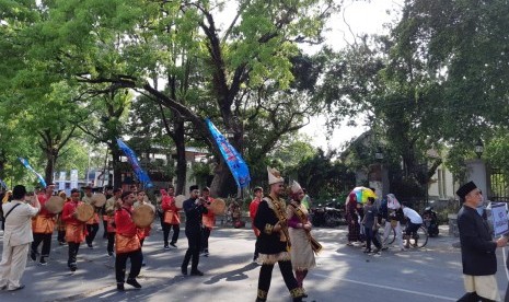 Sebanyak 1.500 peserta dari 50 kabupaten/kota mengikuti karnaval Jaringan Kota Pusaka Indonesia (JKPI) dari depan Stadion Sriwedari Solo menuju Balai Kota Solo, Kamis (25/10).