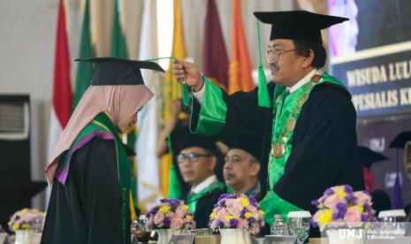 Sebanyak 1.572 mahasiswa Universitas Muhammadiyah Jakarta (UMJ) resmi dinyatakan lulus dalam prosesi Wisuda Program Doktor ke-11, Magister ke-49, Spesialis ke-6, Sarjana ke-80, dan Diploma Tiga di Auditorium K. H. Ahmad Azhar Basyir, Gedung Cendekia UMJ, Jumat (25/10/2024).