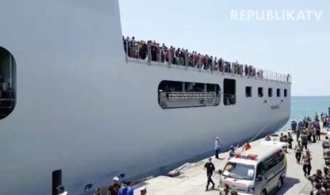 Sebanyak 1.600 orang korban bencana gempa bumi dan tsunami Sigi, Donggala, dan Palu, Sulawesi Tengah tiba di Pelabuhan Makassar, Sulawesi Selatan, Kamis (4/10). 