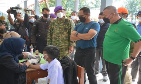 Sebanyak 1.600 pelajar SMP, SMA,dan SMK dibawah naungan Yayasan Kartika JayaCabang XIX Siliwangi mendapat giliran divaksin Covid 19. Kegiatan vaksinasi di Jl BangkaNo 3 Kota Bandung ini ditinjau langsung Pangdam III Siliwangi, Mayjen TNI, Agus Subiyanto, Jumat (3/9). 