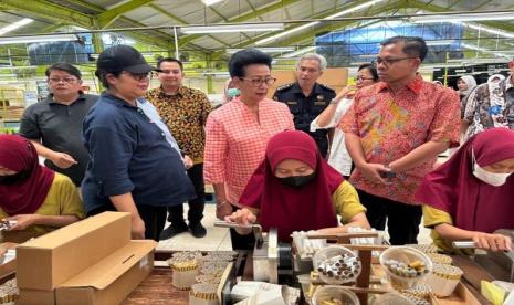 Sebanyak 1.841 pekerja pabrik rokok di wilayah Provinsi Daerah Istimewa Yogyakarta terima bantuan langsung tunai (BLT) yang berasal dari dana bagi hasil cukai hasil tembakau (DBH CHT) Provinsi DIY Perwakilan Dinas Sosial DIY dan Dinas Tenaga Kerja dan Transmigrasi DIY.