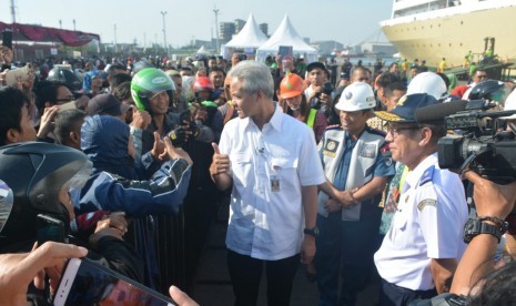 Sebanyak 1.982 pemudik yang mengikuti program mudik gratis dengan kapal laut dari Jakarta tiba di Pelabuhan Tanjung Emas Semarang, Jumat (31/5). Kedatangan mereka disambut langsung oleh Gubernur Jawa Tengah, Ganjar Pranowo.