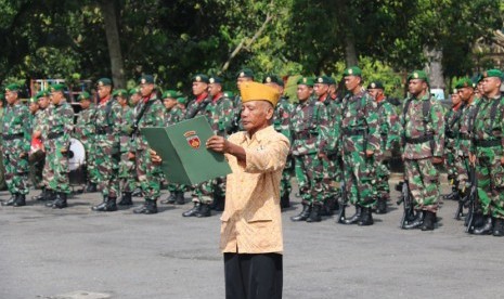 Sebanyak 1 SST Yonif Mekanis 412 Kostrad mengikuti upacara peringatan HUT Legiun Veteran Republik Indonesia (LVRI) Ke-60 di halaman Kodim 0708/Purworejo, Kabupaten Purworejo, Kamis (12/1).