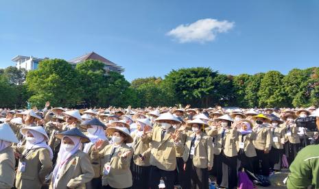 Upacara mahasiswa baru program sarjana dan sarjana terapan Universitas Gadjah Mada (UGM). UGM menggelar UTBK SNBT yang akan diikuti sebanyak 18.726 peserta.