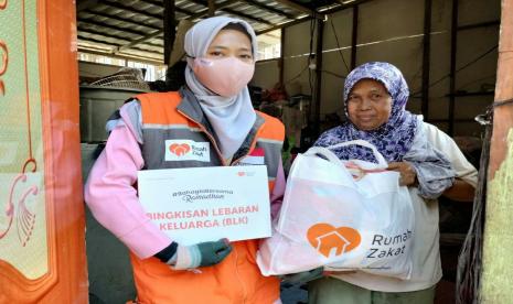 Sebanyak 10 paket Bingkisan Lebaran Keluarga (BLK) disalurkan oleh Rumah Zakat kepada Penerima Manfaat (PM) yang ada di Kelurahan Sidodadi. Penyaluran dilakukan di Taman Cerdas kota Samarinda dan juga sebagian disalurkan ke rumah-rumah. Penyaluran dilakukan mulai Pukul 09.30 sampai dengan 16.00 Wita, Rabu (21/4).