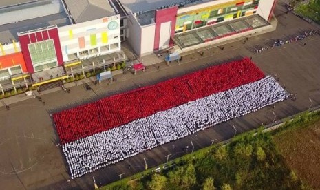 Sebanyak 10 ribu mahasiswa baru BSI berhasil membuat gambar konfigurasi bendera merah putih.  