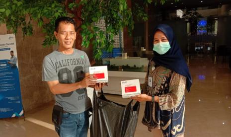 Sebanyak 100 alat rapid tes virus Corona (Covid-19) disiapkan untuk 100 wartawan yang bertugas di Kota Depok. Alat rapid tes tersebut merupakan bantuan yang diberikan Wakil Wali Kota Depok, Pradi Supriatna. Ketua Pembina Wartawan Depok, Rusdy Nurdiansyah menyerahkan 100 alat rapit tes ke RSU Bunda Margonda Depok, Jumat (3/4). RSU Bunda Margonda Depok sebagai tempat pelaksanaan rapid tes Covid-19 bagi 100 wartawan Kota Depok  pada Senin (6//4) mendatang.