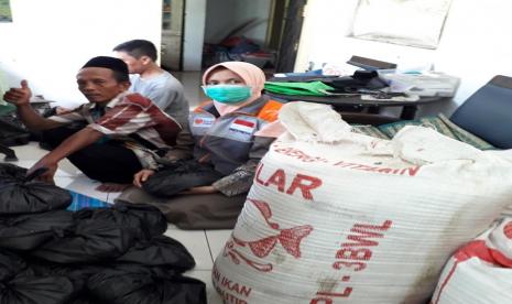 Sebanyak 100 Kepala Keluarga (KK) yang berada di sekitar Mushola Al Barokah menerima 3,5 liter bantuan beras tersebut. Beras ini adalah zakat hasil pertanian salah satu peserta Majlis Taklim Binaan Rumah Zakat di Desa Berdaya Kertasemaya, yaitu keluarga Besar Haji Idah.