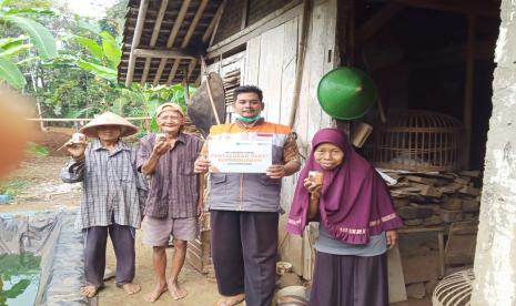 Sebanyak 100 paket kornet sapi dan kambing hasil donasi melalui kitabisa.com disalurkan oleh relawan Rumah Zakat kepada 55 Kepala Keluarga (KK) di Desa Berdaya Tapen, Rabu (9/9). Penyaluran dilakukan di Dusun 1 RT 01 RW 02, Dusun 2 RT 03 RW 03, Dusun 2 RT 01 RW 04 dan Dusun 2 RT 02 RW 04.