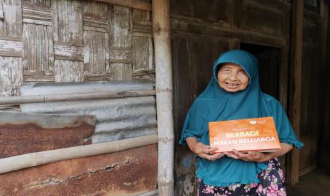 Sebanyak 100 Paket makanan siap saji Rumah Zakat yang terdiri dari nasi, sayuran, lauk, dan lainnya itu diterima para warga dengan senyum penuh bahagia, Jumat (9/4).