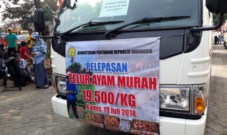 Sebanyak 100 ton telur ayam digelontorkan produsen untuk operasi pasar di 50 titik Jabodetabek.