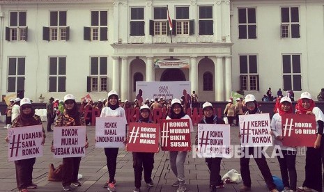 Sebanyak 1000 perempuan Indonesia dari berbagai kelompok dan organisasi bergabung di Kota Tua, Jakarta, untuk mendeklarasikan diri mendukung gerakan #RokokHarusMahal, Sabtu (21/4). 