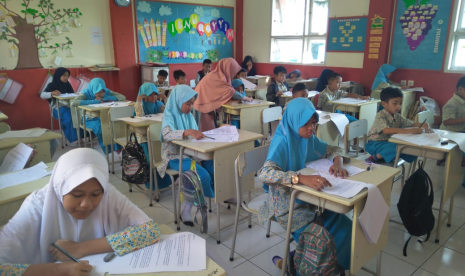 Sebanyak 1010 siswa-siswi kelas 1-6 SD berjibaku mengikuti Asia Mathematics Olympiad (AMO) Elimination Round 2019, Ahad (12/5).