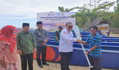 Sebanyak 11 perahu dengan nilai total Rp 501.845.825 diserahkan secara simbolis oleh Staf Ahli Pemerintah Provinsi M. Shadly, Wakil Bupati Parigi Moutong,  Badrun Nggai, Direktur Kepatuhan dan SDM Askrindo, Firman Berahima, Direktur Pendistribusian dan Pendayagunaan Baznas, Irfan Syauqi Beik kepada perwakilan kelompok nelayan.