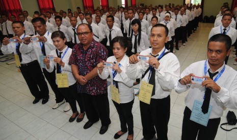 Sebanyak 110 tenaga kerja Indonesia (TKI) bersiap untuk diberangkatkan ke Korea Selatan, Ciracas, Jakarta, Senin (7/5). (Republika/Aditya Pradana Putra)